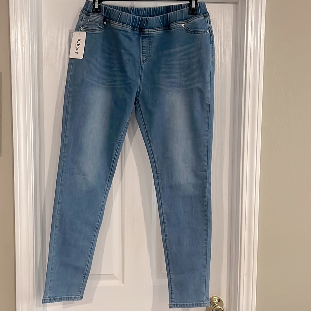 Totally shaping pull on skinny jeans with tummy control. Size 14